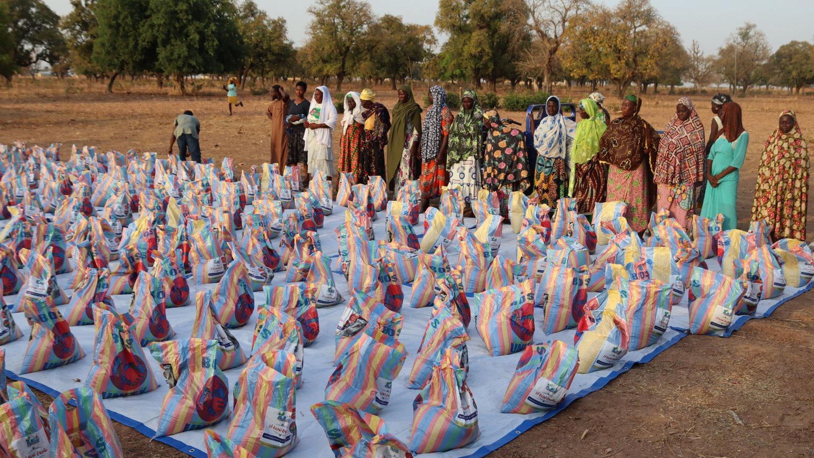 توزيع 7000 كيلوجرام من الأرز على الأسر المحتاجة