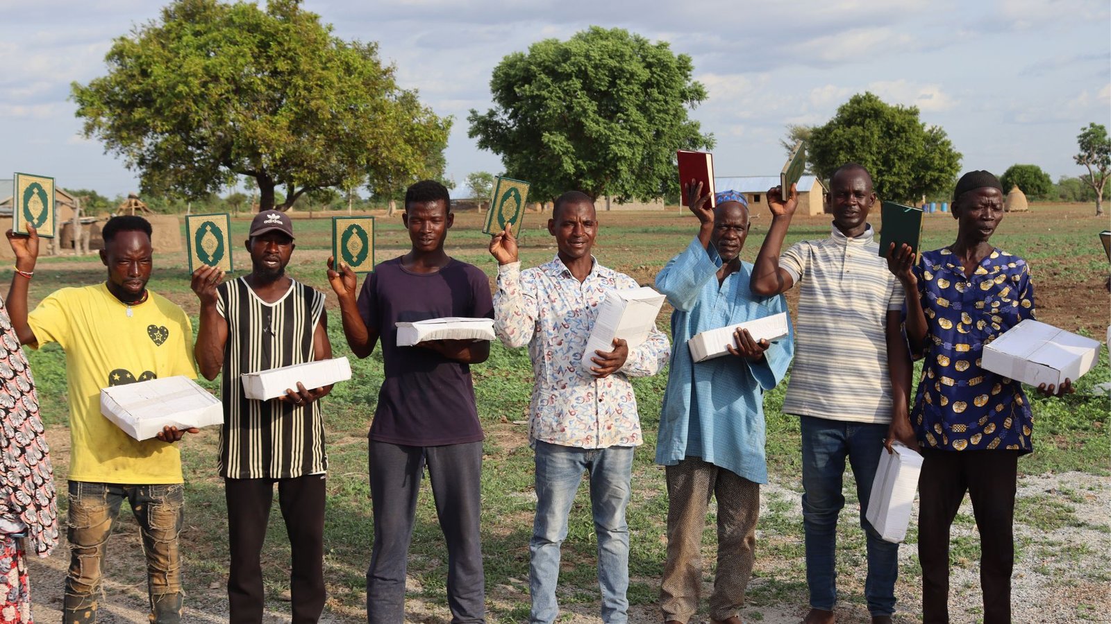 توزيع التمور والمصاحف في غانا